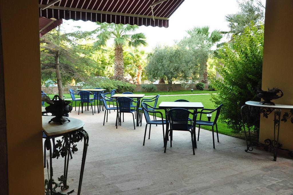 Palm Court Suites Ayvalik Exterior foto