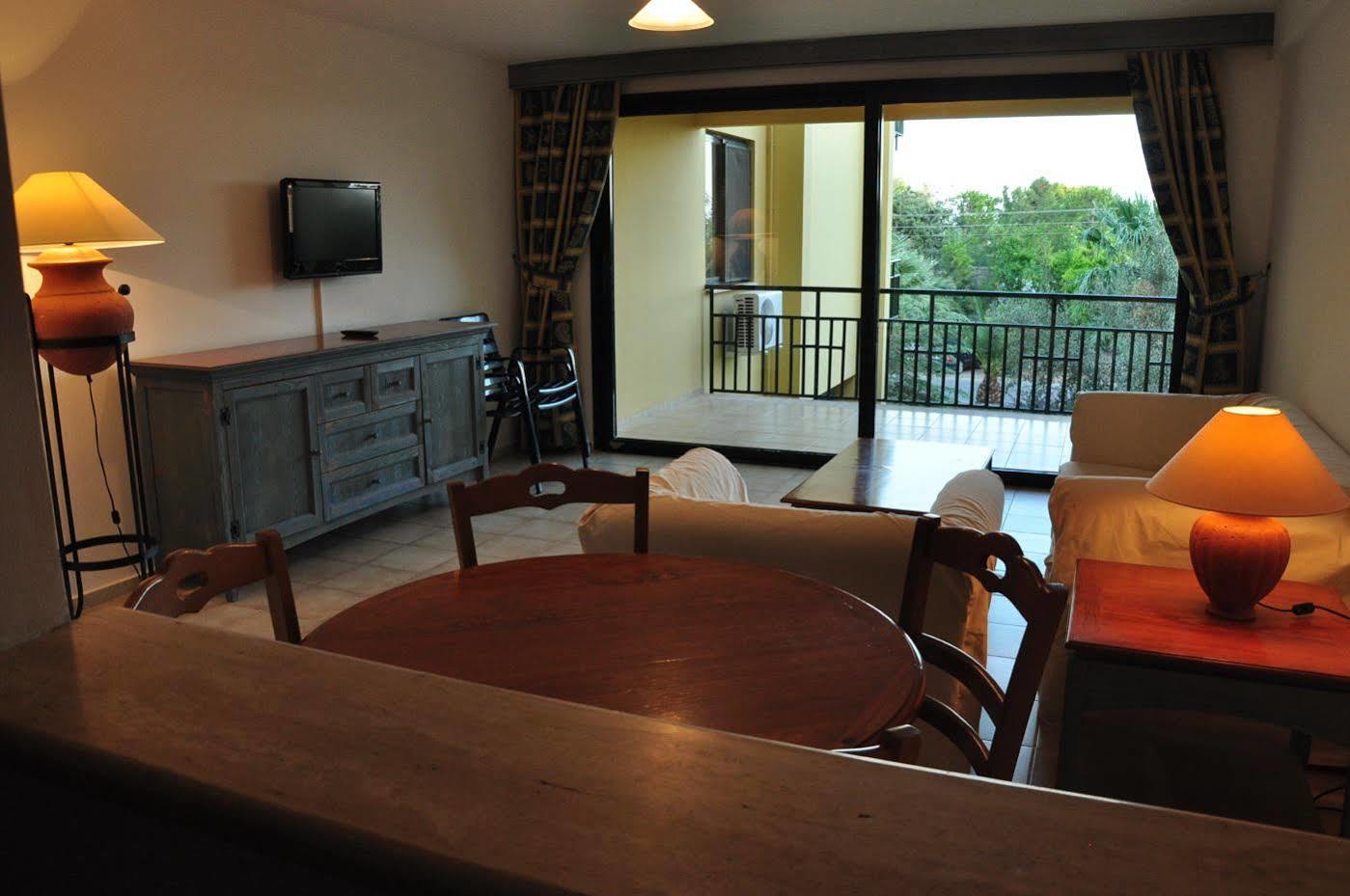 Palm Court Suites Ayvalik Exterior foto